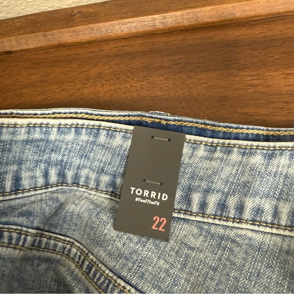 NWT Torrid Denim Shorts Women’s Plus Size | Light Wash Stretch Jean Shorts - Picture 3 of 7